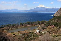 明神池と駿河湾越しの富士山