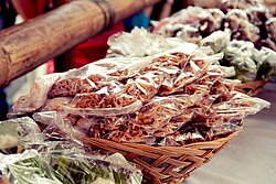 Букайо (полоски сладкого кокоса) в упаковке на рынке (водяной знак удален) .jpg