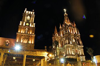 Vista nocturna de la Parroquia de San Miguel Arcángel.