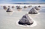 Salthögar på Salar de Uyuni i Bolivia, som är världens största saltöken.