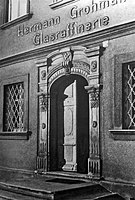 Detail vchodu se vstupním portálem (rok 1934)