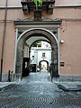 Portale del palazzo sormontato dallo stemma dei Sanfelice; sullo sfondo il cortile principale.