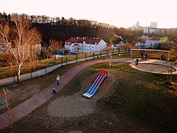 Pražský vrch Kapitol, vlevo v pozadí je Tyršův vrch, na horizontu jsou výškové budovy na Pankráci