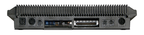 Rückansicht mit Netzteilbuchse, SIO-Buchse, Datasettenanschluss, User-Port, Expansionsport, Joystickbuchsen und Monitorbuchse