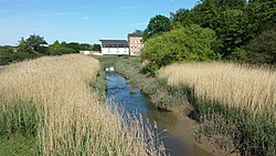 Римская река над мельницей Fingringhoe Mill.jpg