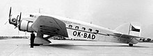 Photographie en noir et blanc d'un avion.