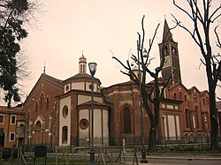 Flankperspektivo de sankt Eustorgius Church en Milan.jpg