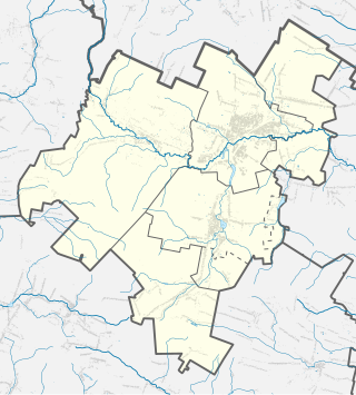 Mapa konturowa powiatu skarżyskiego, blisko centrum na prawo u góry znajduje się punkt z opisem „Skarżysko-Kamienna”