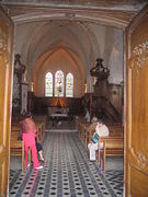 L'intérieur de l'église, depuis la porte.