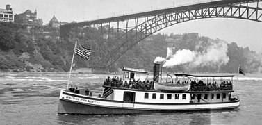 El barco de vapor Maid of the Mist bajo el Puente Honeymoon, hacia 1920