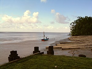 De Nickerie Rivier achter de markthallen