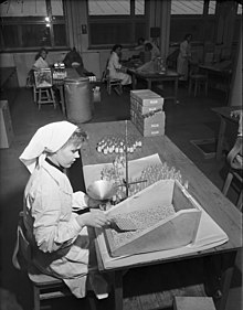 Packaging of cardiac medicine at the Star pharmaceutical factory in Tampere, Finland in 1953 Sydanlaakkeen pakkausta laaketehdas Starilla vuonna 1953. Kuva Vapriikin kuva-arkisto. (16248845637).jpg