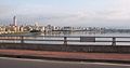 从台北大桥东行方向的机慢车道往南眺望台北市区，桥上护栏有台北市与新北市的分界线标志