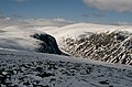 Blick vom Gipfel nach Nordwesten, links die Wände des Creag an Dubh-loch, rechts der Càrn a’ Choire Bhoidheach mit den Felsen des Eagle Rock.