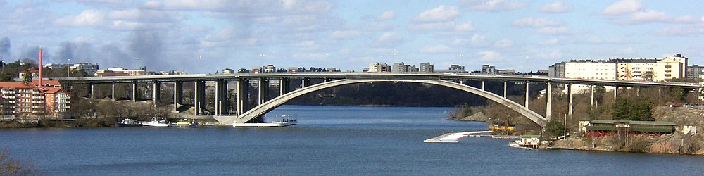 Hela Tranebergsbron, vy från Stora Essingen, april 2008.