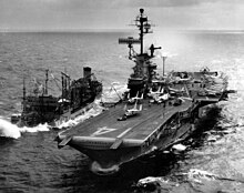 USS Ticonderoga (CVA-14) дозаправляется с USS Ashtabula (AO-51) у берегов Вьетнама c1966.jpg