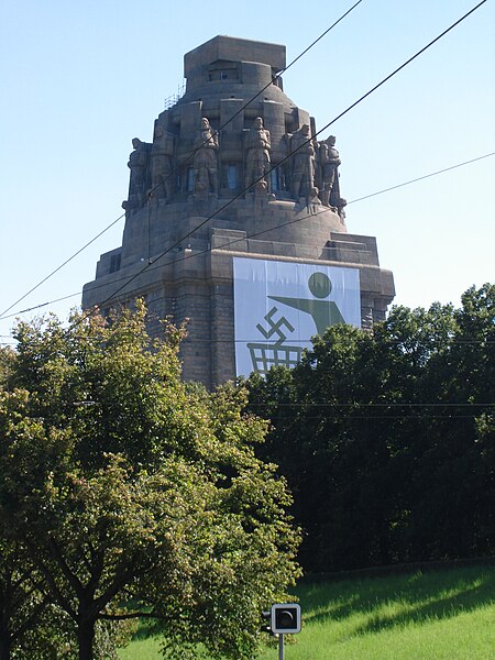 Völkerschlachtdenkmal Leipzig mit Anti-Nazi-Plakat, Creative Commons by http://commons.wikimedia.org/wiki/User:%C2%A10-8-15!