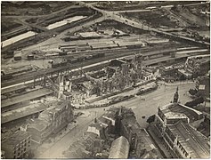 Photo aérienne (issue de la collection d'un soldat canadien) montrant la destruction de la gare, en 1918.