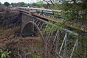 11.–17. KW Der Pride of Africa auf der Victoria Falls Bridge an den Victoriafällen. Die Brücke führt über den Sambesi, der dort die Grenze zwischen Simbabwe und Sambia bildet.