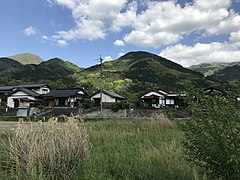 中央：竜帽子山溶岩ドーム 左奥：青野山溶岩ドームの山頂部