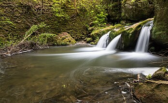 Queda de água Schéissendëmpel no rio Ernz Negro, perto de Waldbillig, Luxemburgo. (definição 3 840 × 2 347)