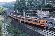 （画像3） オレンジにグリーンの帯カラー （1991年5月 平野駅付近）