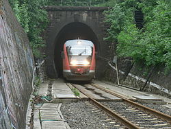 Érkező Desiro szerelvény a Kopár-hágói alagút nyugati kijáratánál