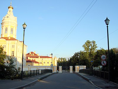 Проезжая часть моста и северо-западная башня Александро-Невской Лавры