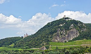 Schloss Drachenburg (left) and the Drachenfels ruin (right) on the Drachenfels mountain
