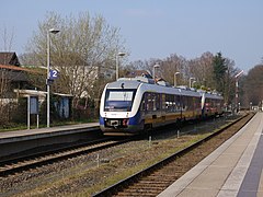 Hau, Zug des Types Coradia LINT am Bahnhof Bedburg-Hau