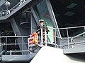 Oficer Islandzkiej Straży wybrzeża stoi na pokładzie okrętu