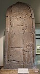 Esarhaddons segerstele. På stelen ses Esarhaddon stå med krigsklubba i handen medan en vasallkung och Taharkas son Ushankhuru knäböjer framför honom.