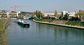 Barge next to Île de Chatou.