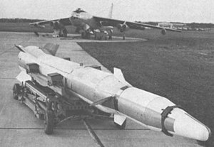 Смелый Орион на трейлере с самолетом-носителем B-47 на заднем плане. Jpg