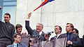 Boris Yeltsin, 1991 Sovyetler Birliği darbe girişimi sırasında üçrenkli bayrağı sallıyor