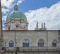 La cupola del duomo vista dalla corte interna del broletto