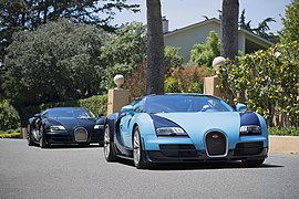 Deux Bugatti Veyron Grand Sport Vitesse Legends Editions traversant le Pebble Beach Lodge lors de la Semaine de la Monterey Car Week de 2014.