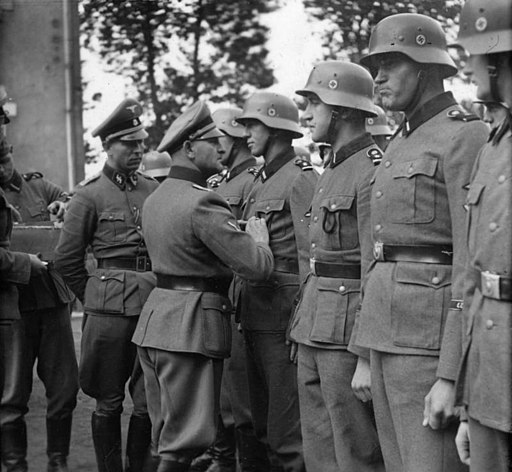 Bundesarchiv Bild 101III-Lerche Stereo-046-03, Metz, Sepp Dietrich bei Ordensverleihung.jpg