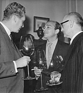 Karel Reisz (centre) who was active in the Free Cinema and the 'British New Wave' Bundesarchiv Bild 183-C0710-0009-013, Karlsbad, Filmfestival, Beyer, Reiss, Brousil.jpg