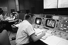 Клифф Чарльзуорт за пультом во время лунной миссии Аполлона-8, 21 декабря 1968 года.