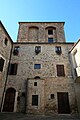 Der Torrione Torre del Fortilizio (del Castello, del Cassero) von innerhalb der Wehrmauern gesehen.