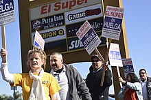 UFCW union grocery workers strike at supermarket center, 2015. ElSuper-20151216 88 (23689077932).jpg
