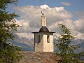 La statua sul campanile dell'eremo di San Grato.