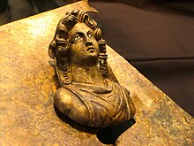 Élément de décoration (buste) retrouvé dans les vestiges d'un puits gallo-romain à Châteaumeillant.