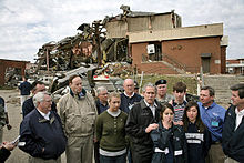 George W. Bush bezoekt Enterprise nadat de plaats getroffen is door een Tornado