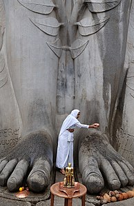 Жена у Карнатаки пере стопала споменика посвећеном Бахубалију, једном од најважнијих фигура у ђаинизму. Ђаинизам је једна од најстаријих религија света. Настао је у 7. или 8. веку пре нове ере. Данас су ђаинисти верска мањина у Индији, са око 4,2 милиона верника