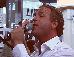 Gordon singing in 2007