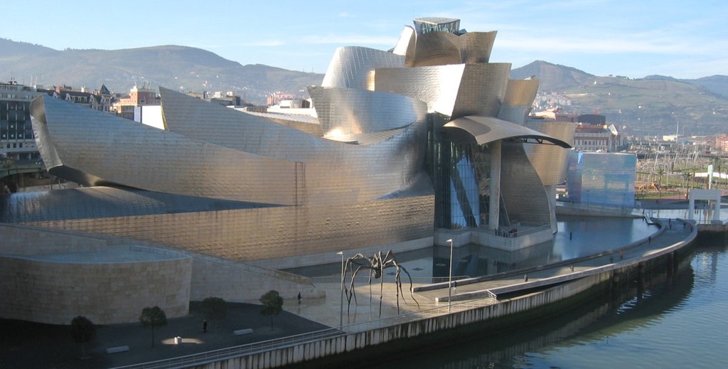 Il Guggenheim Museum Bilbao, a lato della ría de Bilbao, nel centro di Bilbao
