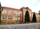 Schule mit Turnhalle und Einfriedung