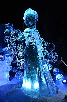 Sculpture sur glace du personnage Elsa prise en photo au IJssculpturenfestival à Zwolle